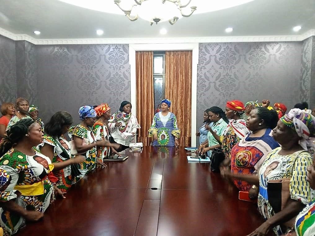 Judith Nfono Ngomo recibe a una agrupación de Campo Yaunde
