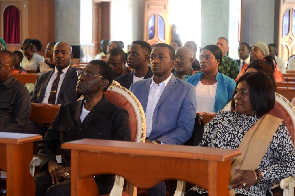 La Pareja Presidencial ha asistido a la misa del domingo en la Parroquia Santiago Apóstol de Akoakam