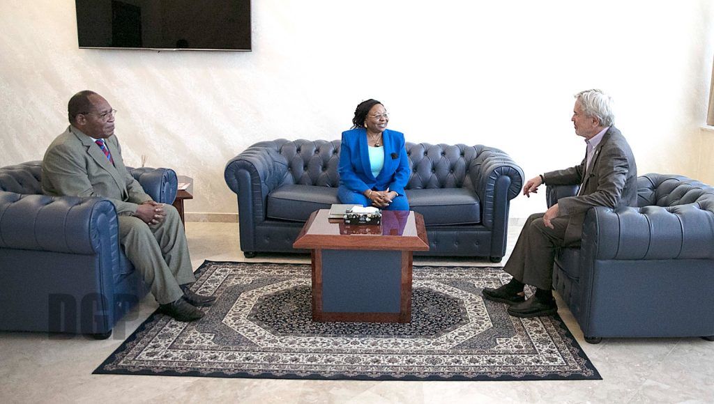 La Primera Ministra recibe la visita del Rector de la AAUCA