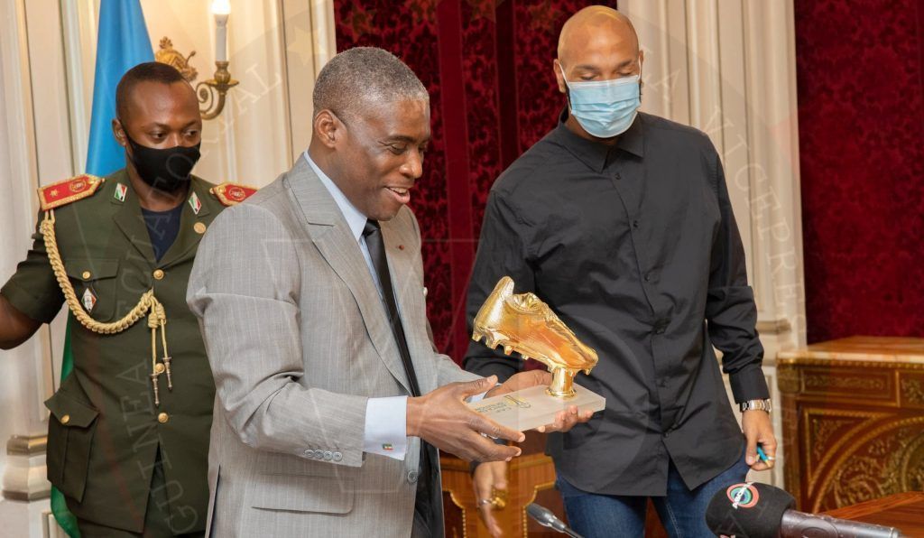 Emilio Nsue se despide del Nzalang en la reunión con el Vicepresidente