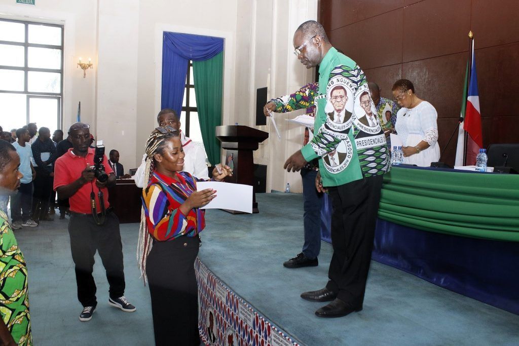 Entrega de certificados y carnets de conducir a los taxistas de Malabo