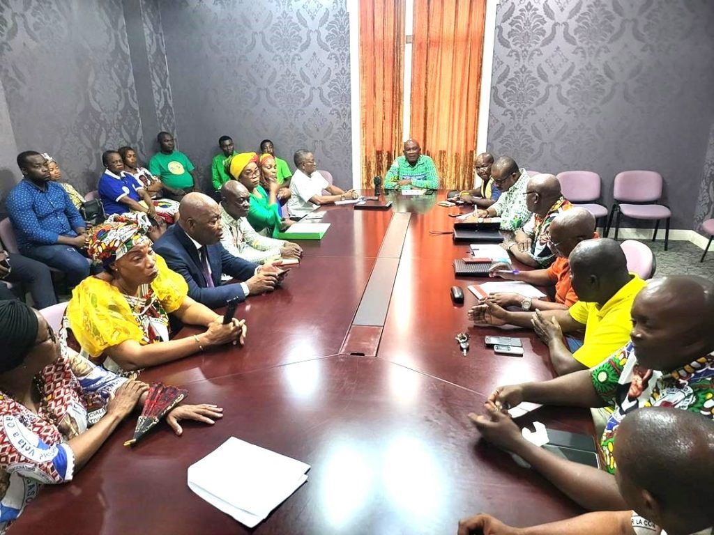 Reunión en la Comisión Distrital de Mbini