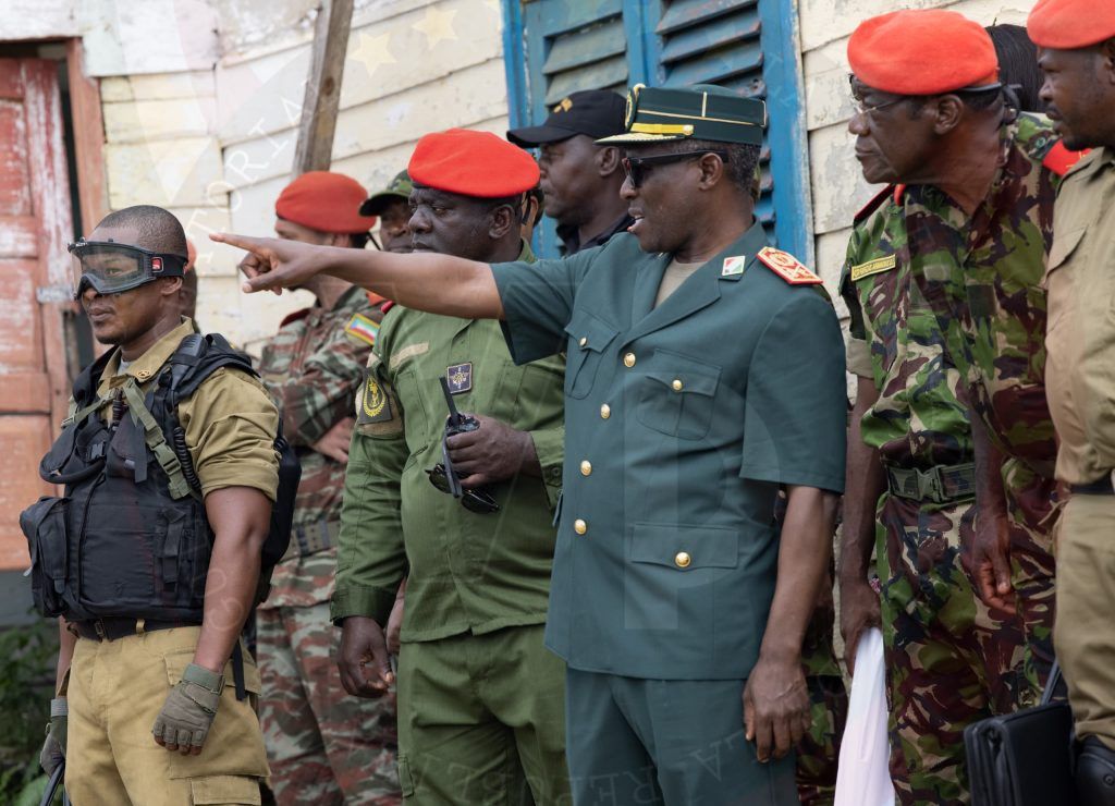 S.E. Nguema Obiang Mangue supervisa las maniobras del BIR