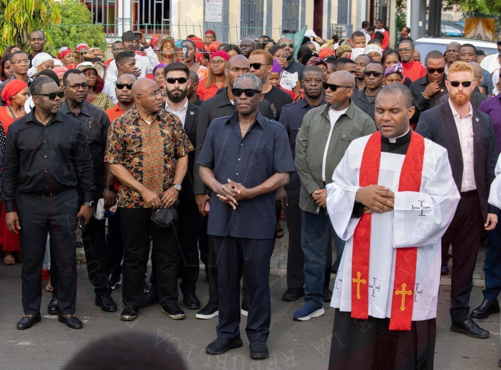 S.E. Nguema Obiang Mangue participa en el viacrucis por la Pasión de Cristo