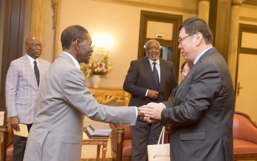 El Presidente Obiang recibe al Embajador Wang Wengang