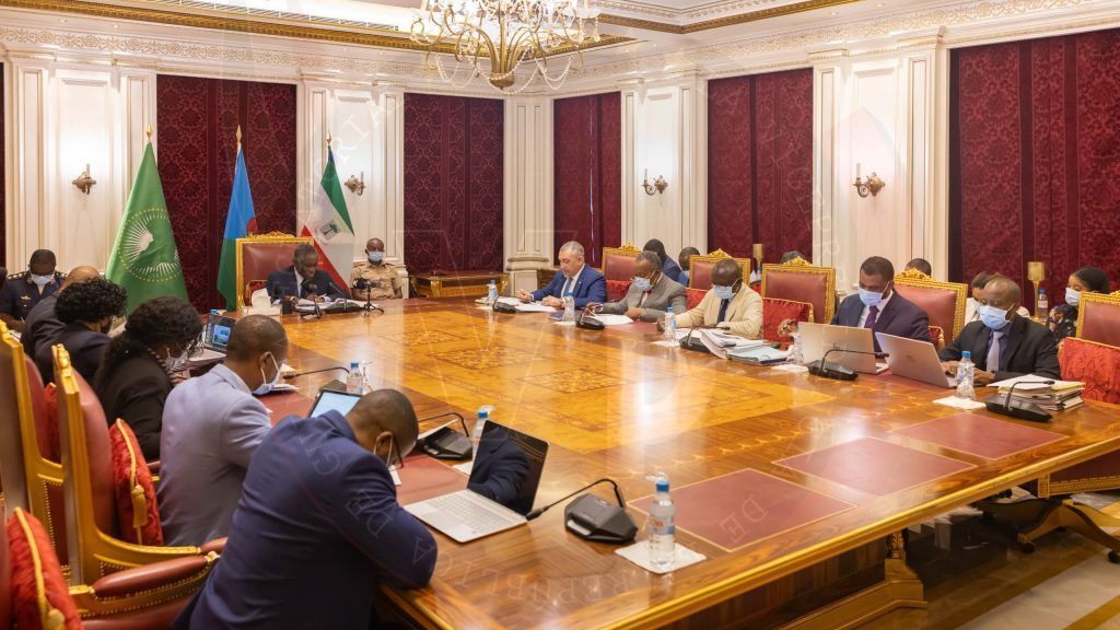 Reunión de S.E. Nguema Obiang Mangue sobre las obras inacabadas en la Región Insular