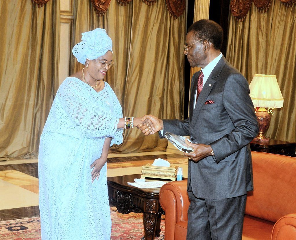 La Vicepresidenta Segunda de la Cámara de Diputados entrega al Presidente el Premio Babacar Ndiaye