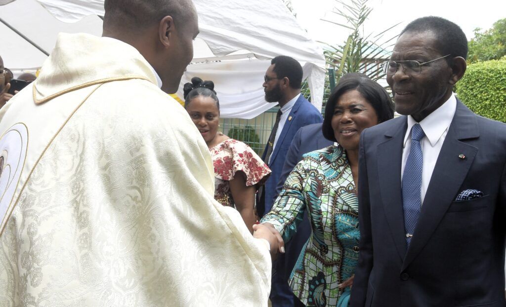 La Pareja Presidencial acude a la misa en la Parroquia Santa María Bisila
