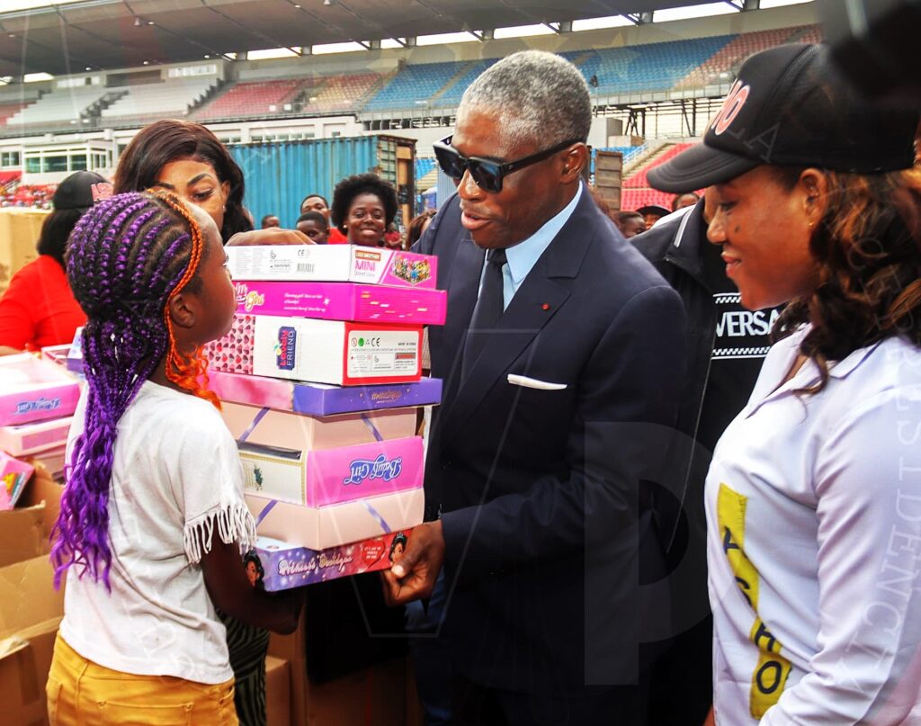 El Papa Noel de Guinea Ecuatorial lleva la alegría a los niños de Bata