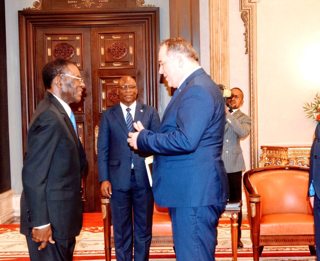 El Presidente recibe a una delegación de Argelia