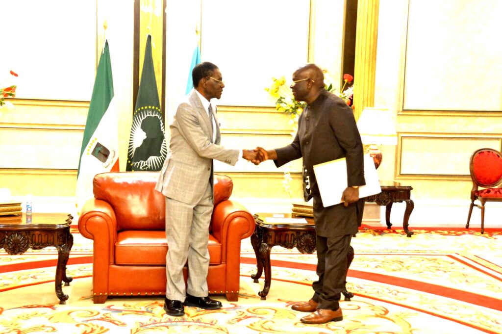 El Presidente de Gambia envía una invitación a S.E. Obiang Nguema Mbasogo para asistir al Foro de la FOGECA