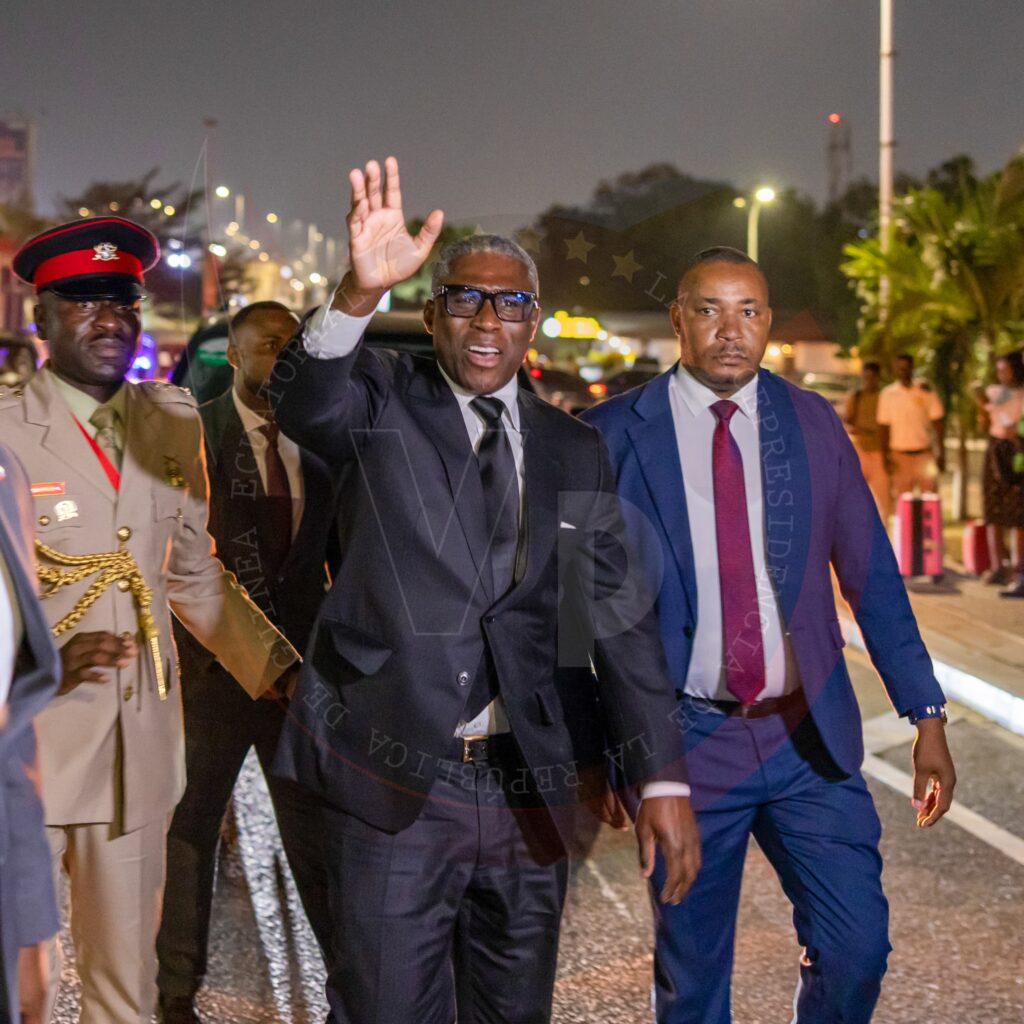 Los estudiantes arropan al Vicepresidente a su llegada a Ghana