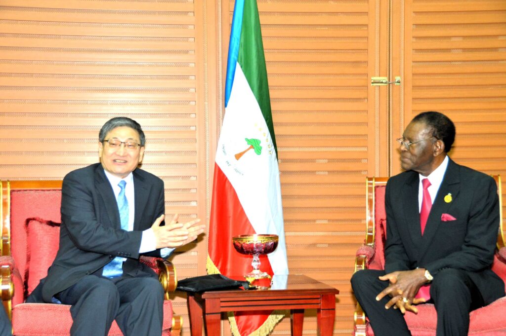 El Presidente se reúne con representantes de China y de Marruecos