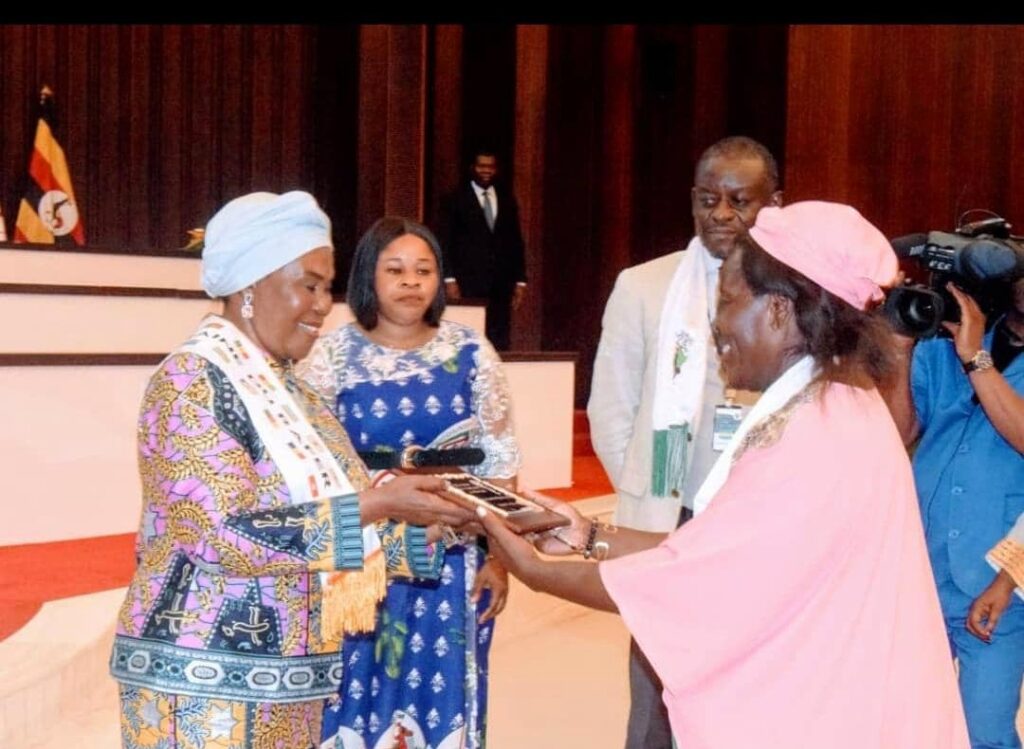 La Primera Dama recibe el Premio de la Red de la Federación de la Mujer Rural