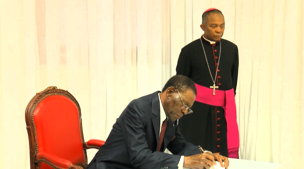 El Jefe de Estado firma en el Libro de Condolencias por el fallecimiento de S.S. el Papa Francisco