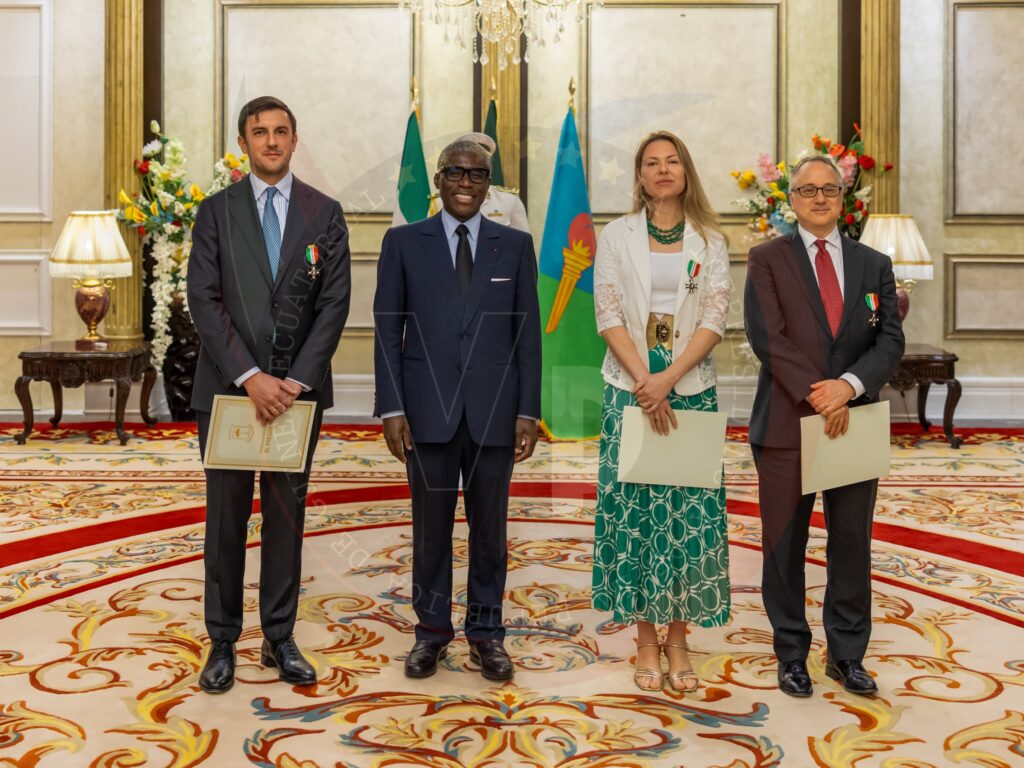 Guinea Ecuatorial condecora a los abogados que han llevado el caso de Mbañe