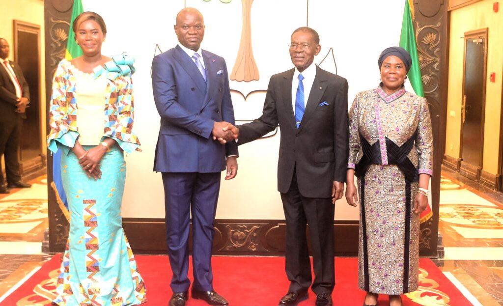 Recibimiento de Oligui Nguema en el Palacio del Pueblo
