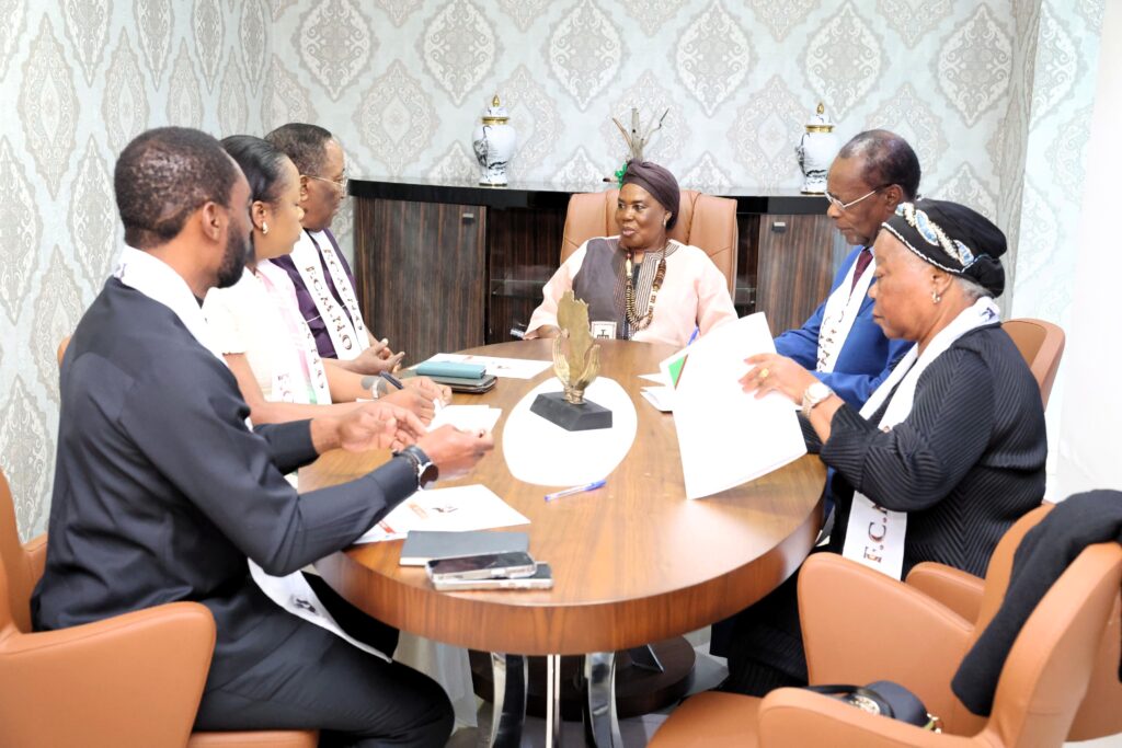 S.E. Doña Constancia Mangue de Obiang lidera una reunión clave con varios miembros de la FCMNO