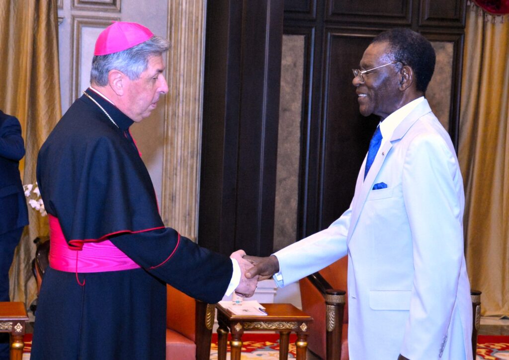 El Nuncio del Vaticano transmite al Presidente los saludos del nuevo Papa