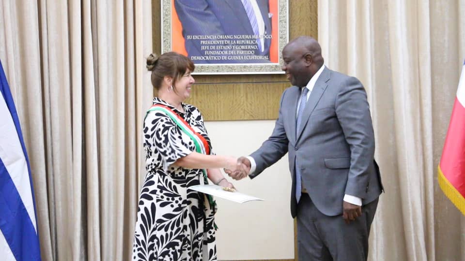 Guinea Ecuatorial condecora a la Embajadora de Cuba al finalizar su Misión Diplomática