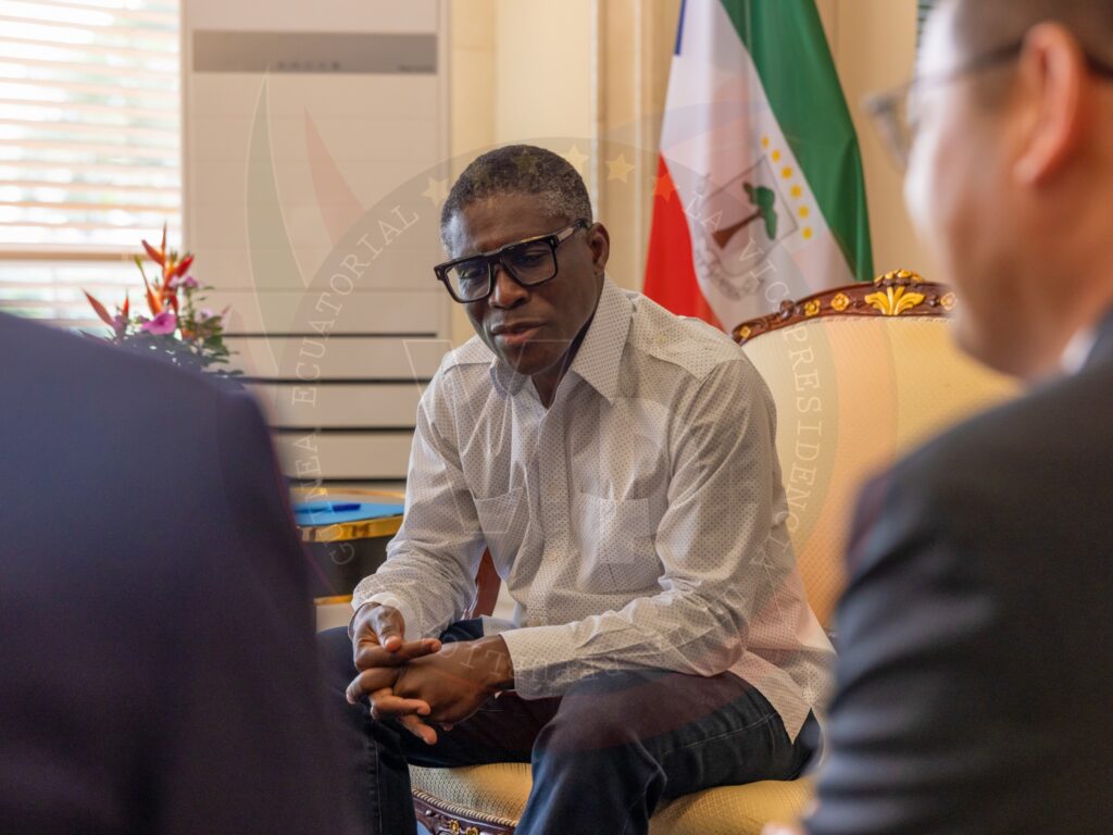 El Vicepresidente felicita al director saliente de China Road en Guinea Ecuatorial