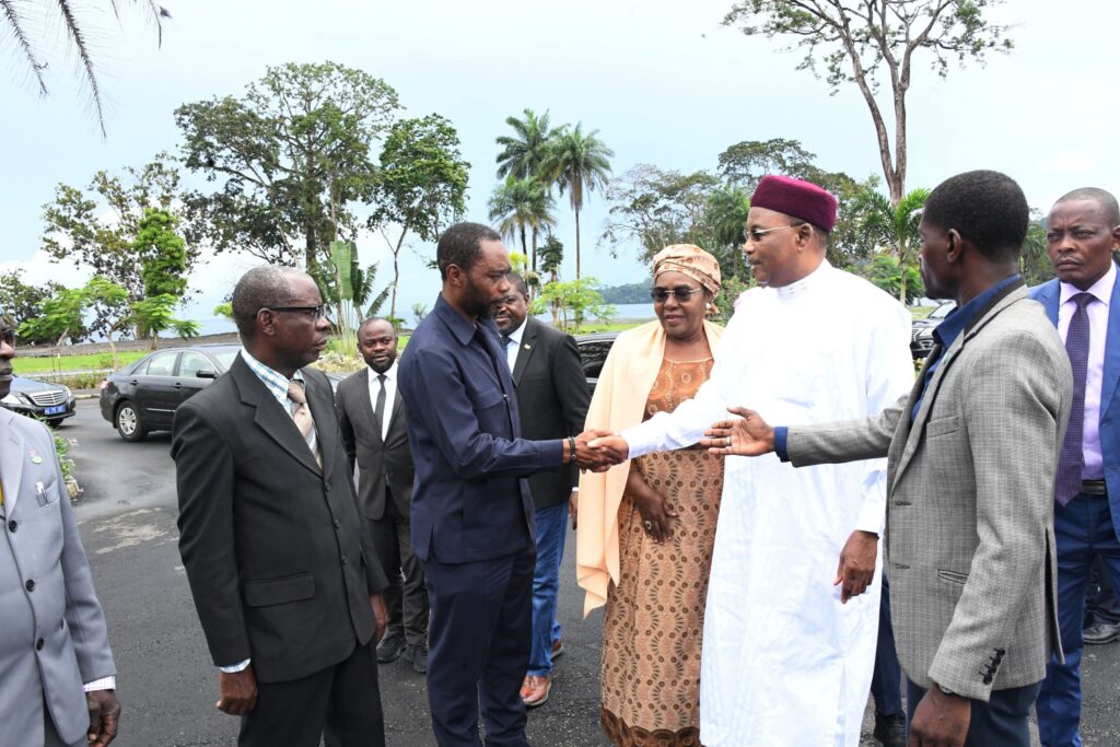 El expresidente de Níger visita la Hacienda Marcos Obiang Nguema Nsue de Riaba