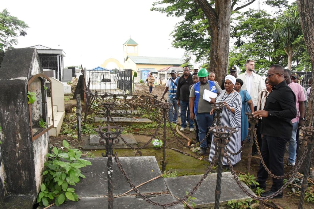 La Primera Dama visita las obras de reforma del cementerio de Ela Nguema
