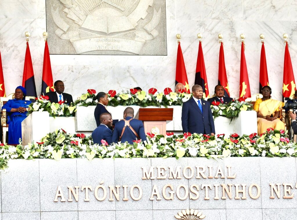 El Presidente y la Primera Dama, en el gran acto por el 50º aniversario de la Independencia de Angola