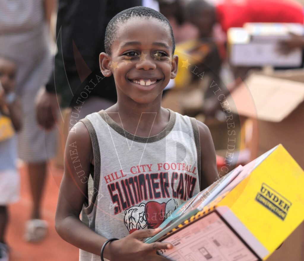 Los niños de Momgomo reciben los juguetes de Navidad ofrecidos por S.E. Nguema Obiang Mangue
