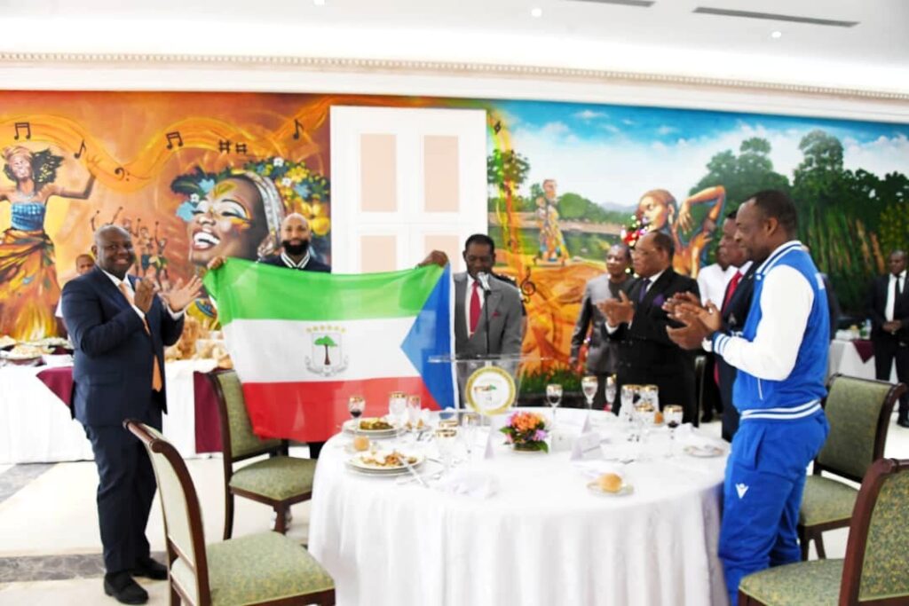 El Presidente de la República entrega la bandera nacional al NZALANG de cara a la CAN de Marruecos 2025