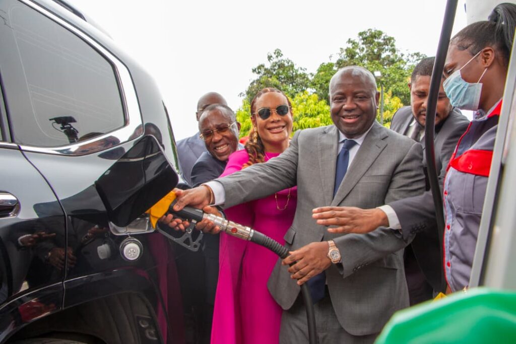 El Primer Ministro asiste a la inauguración de una nueva estación de TRADEX en Malabo