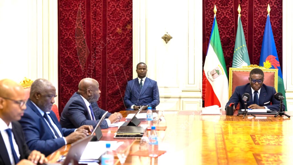 Reunión con los bancos para examinar el proceso de implementación de las operaciones con tarjeta