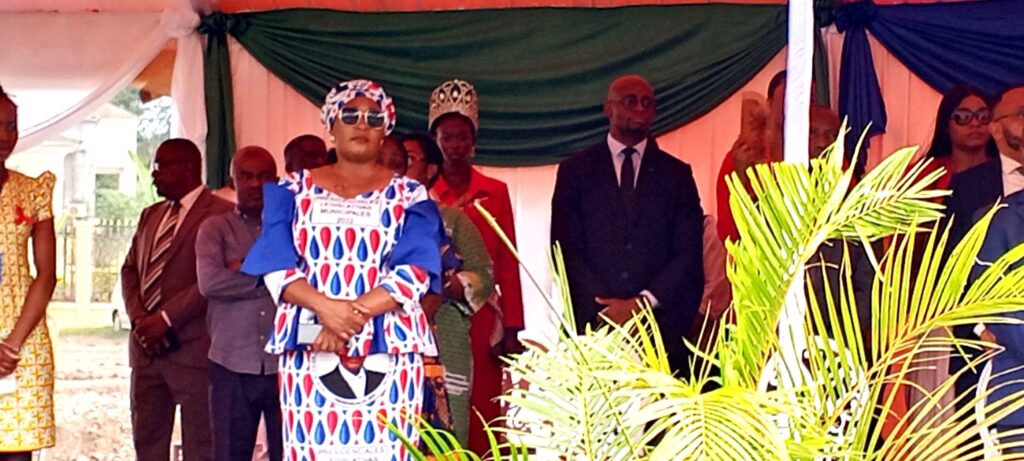 Judith Nfono Ngomo Nchama asiste a la inauguración del Centro Comercial Viteoca en Malabo