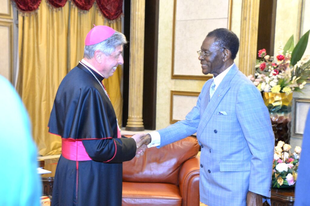 El Jefe de Estado recibe al Nuncio Apostólico y al enviado de la Unión Africana
