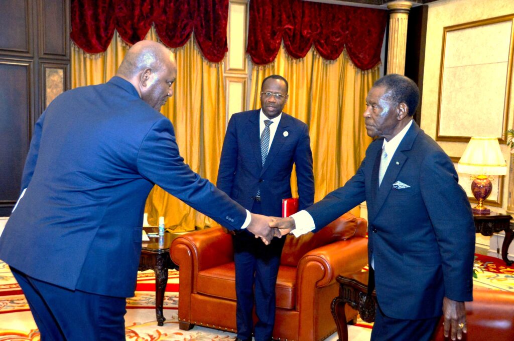 S. E. Obiang Nguema Mbasogo recibe al Gobernador del BEAC