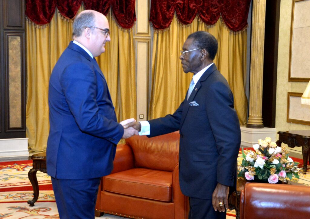El Presidente de la República recibe al Embajador de España