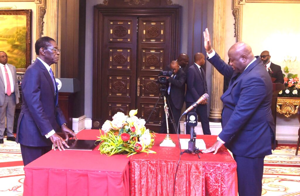 El Primer Ministro Manuel Osa Nsue Nsua presta juramento tras su renombramiento por el Jefe de Estado