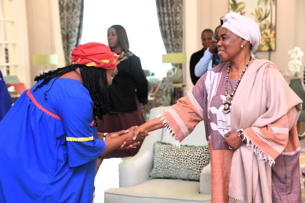 Doña Constancia Mangue de Obiang recibe al grupo cultural de la artista Nuresu