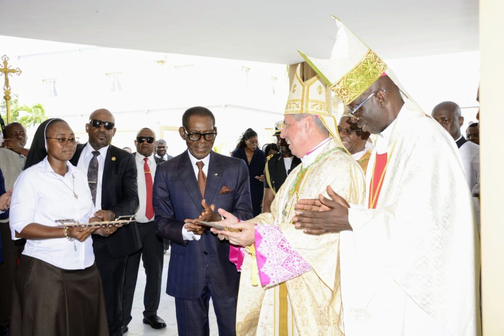 Monseñor Miguel Ángel Nguema Ebee toma posesión como nuevo Obispo de la Diócesis de Bata
