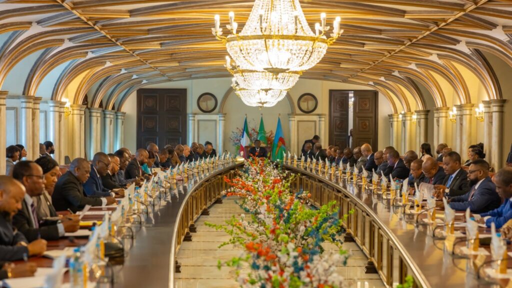 El Vicepresidente de la República explica las causas de la dimisión del Gobierno