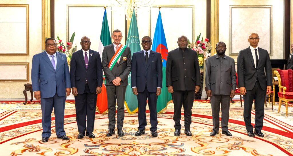 El Gobierno condecora al Embajador de Francia al término de su misión diplomática en Guinea Ecuatorial El Gobierno condecora al Embajador de Francia al término de su misión diplomática en Guinea Ecuatorial