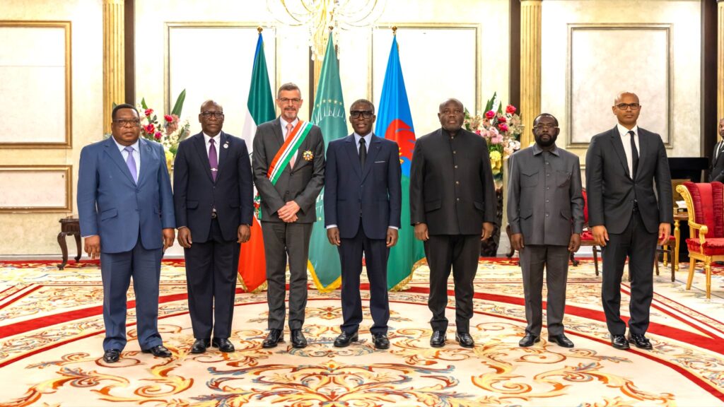 El Gobierno condecora al Embajador de Francia al término de su misión diplomática en Guinea Ecuatorial