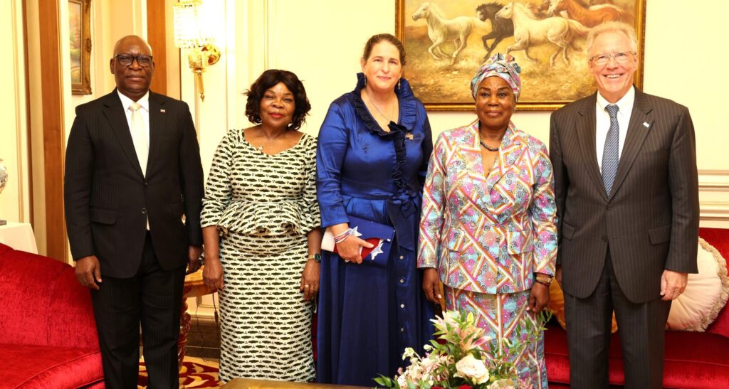 La Primera Dama despide al Embajador de EE.UU. tras una fructífera misión en Guinea Ecuatorial La Primera Dama despide al Embajador de EE.UU. tras una fructífera misión en Guinea Ecuatorial