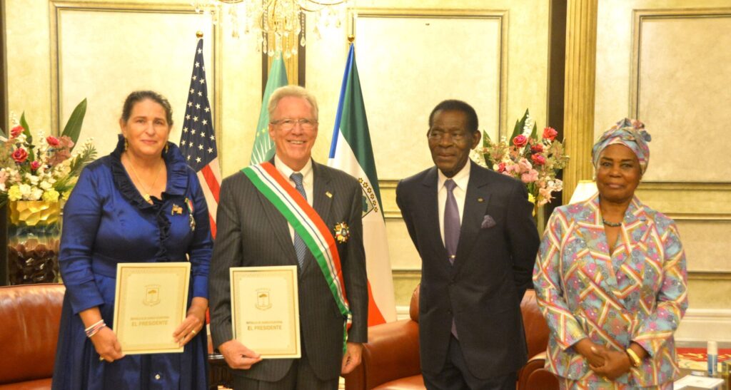 Guinea Ecuatorial condecora al Embajador de Estados Unidos al término de su misión Guinea Ecuatorial condecora al Embajador de Estados Unidos al término de su misión