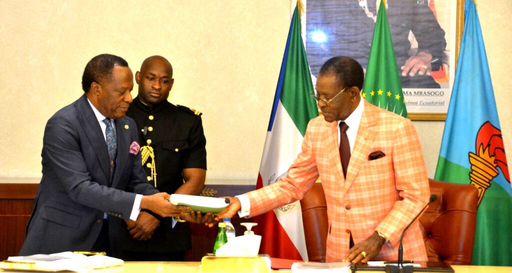 El Presidente recibe el último borrador de la Historia de la República de Guinea Ecuatorial El Presidente recibe el último borrador de la Historia de la República de Guinea Ecuatorial